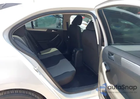 2018 Volkswagen Jetta 1.4T S z USA, uszkodzony, nr VIN 3VW2B7AJ2JM204216